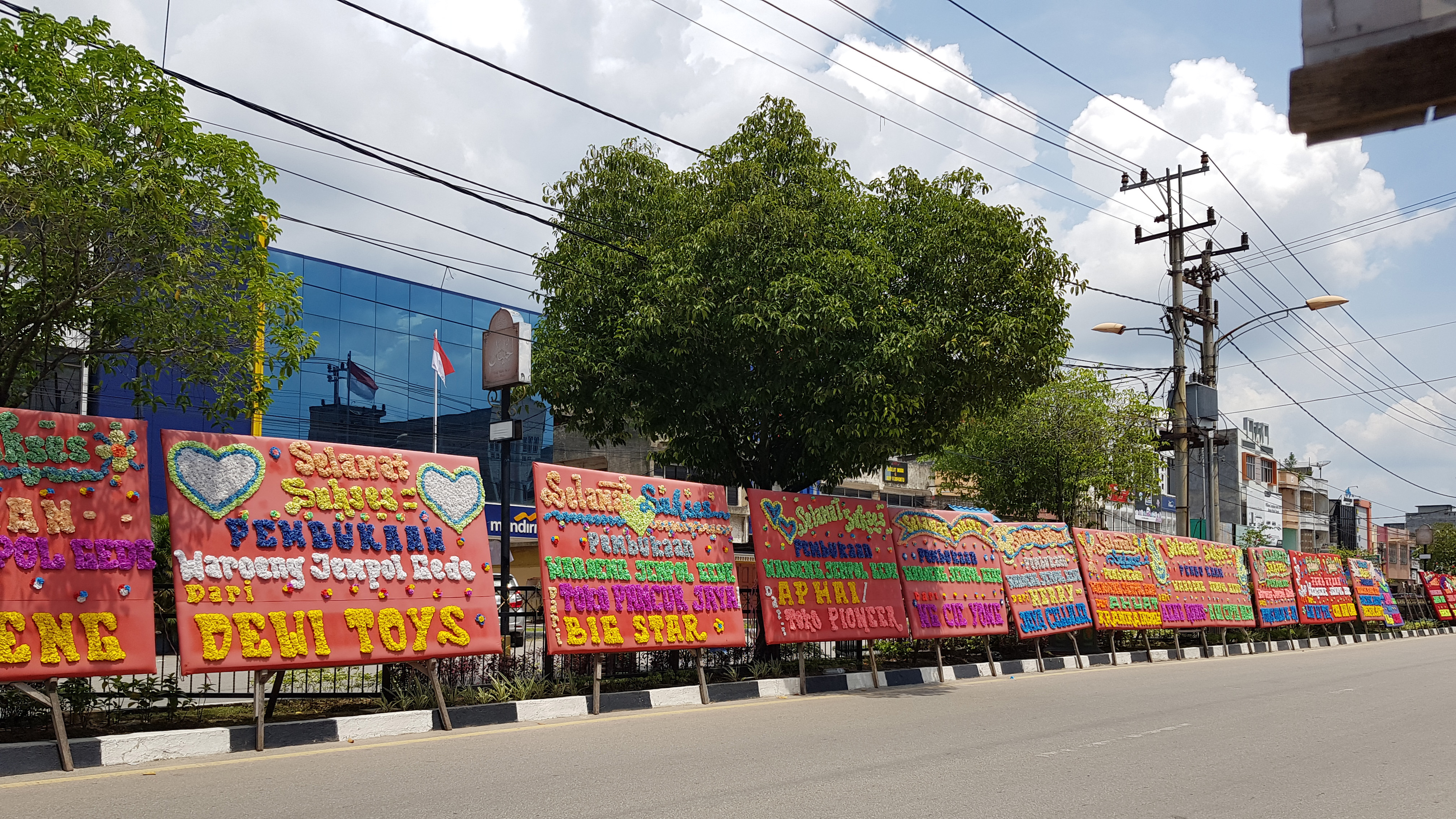 Bukti terpasang karangan bunga Papan Gandeng 4 Meter Peresmian Kantor Pusat Bank Mandiri di Plaza Mandiri, Jl. Jend. Gatot Subroto Kav. 36-38, Jakarta Selatan